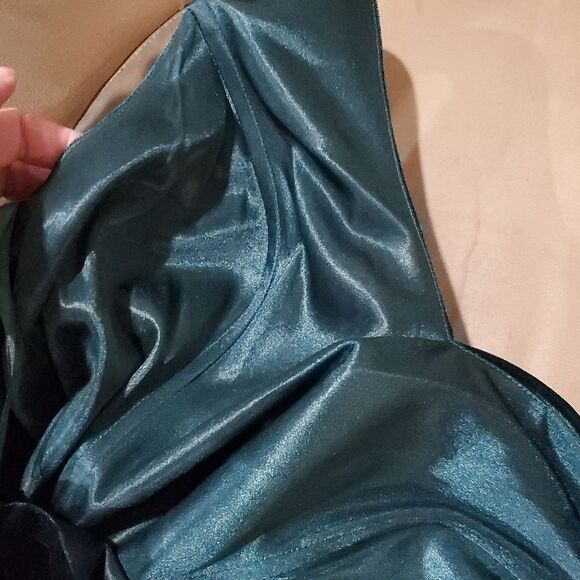 Revelry Dawson Crushed Velvet Ruched Gown in Emerald Green Size 12 - Picture 16 of 16